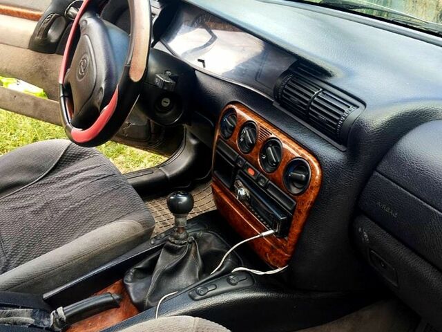 Черный Опель Омега, объемом двигателя 2.5 л и пробегом 320 тыс. км за 1500 $, фото 1 на Automoto.ua