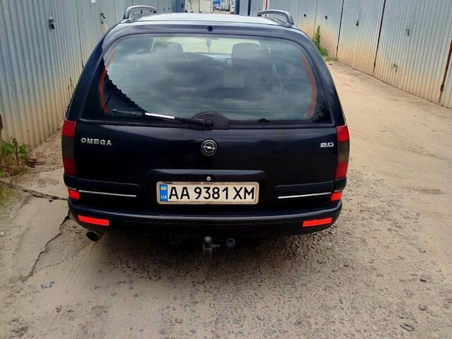 Чорний Опель Омега, об'ємом двигуна 2 л та пробігом 303 тис. км за 2500 $, фото 1 на Automoto.ua