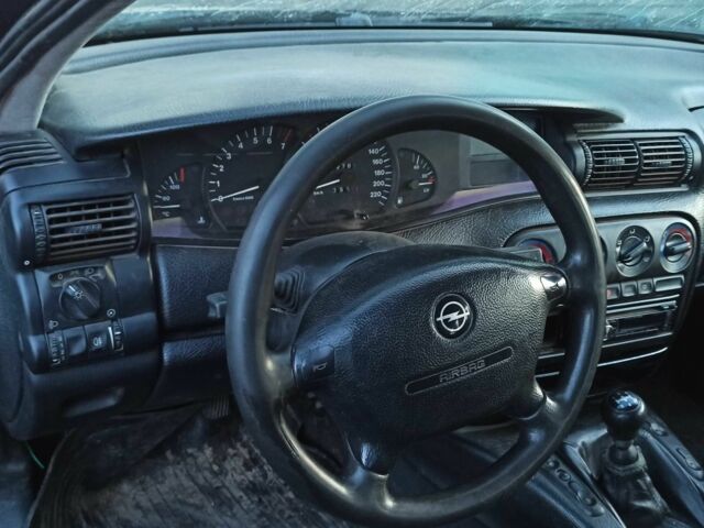 Чорний Опель Омега, об'ємом двигуна 2 л та пробігом 1 тис. км за 1000 $, фото 1 на Automoto.ua