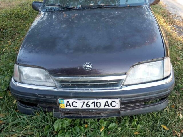 Красный Опель Омега, объемом двигателя 2 л и пробегом 100 тыс. км за 500 $, фото 1 на Automoto.ua