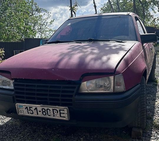 Красный Опель Омега, объемом двигателя 1.6 л и пробегом 63 тыс. км за 1100 $, фото 1 на Automoto.ua
