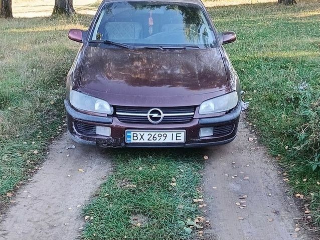 Красный Опель Омега, объемом двигателя 2 л и пробегом 450 тыс. км за 1100 $, фото 1 на Automoto.ua