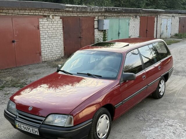 Красный Опель Омега, объемом двигателя 1.8 л и пробегом 297 тыс. км за 1300 $, фото 1 на Automoto.ua