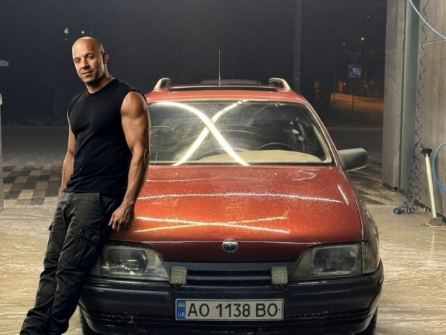 Красный Опель Омега, объемом двигателя 2 л и пробегом 300 тыс. км за 900 $, фото 1 на Automoto.ua