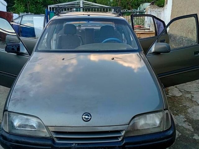 Опель Омега, объемом двигателя 1.8 л и пробегом 0 тыс. км за 1000 $, фото 1 на Automoto.ua