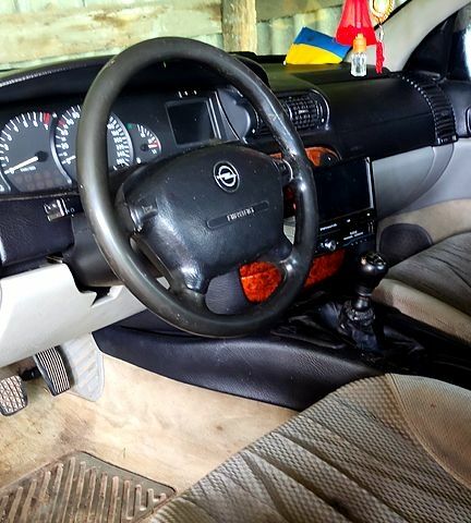 Опель Омега 1996 в Ровно на Automoto.ua Опель Омега, объемом двигателя 2 л и пробегом 500 тыс. км за 600 $, фото 1 на Automoto.ua