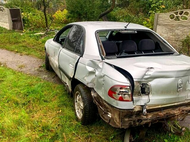 Опель Омега, об'ємом двигуна 2 л та пробігом 300 тис. км за 600 $, фото 1 на Automoto.ua