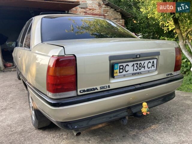 Жовтий Опель Омега, об'ємом двигуна 2 л та пробігом 220 тис. км за 2000 $, фото 1 на Automoto.ua