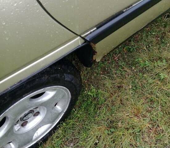 Желтый Опель Омега, объемом двигателя 2 л и пробегом 40 тыс. км за 1200 $, фото 1 на Automoto.ua