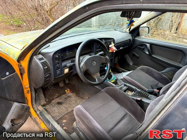 Жовтий Опель Омега, об'ємом двигуна 2 л та пробігом 250 тис. км за 1200 $, фото 1 на Automoto.ua