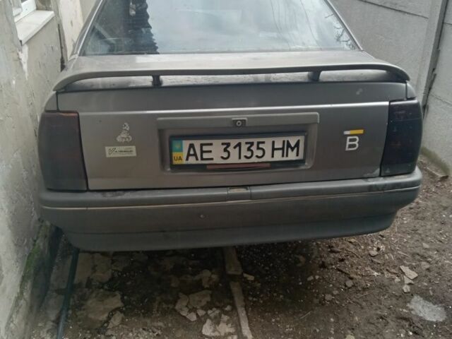 Серый Опель Омега, объемом двигателя 1.8 л и пробегом 300 тыс. км за 1000 $, фото 1 на Automoto.ua