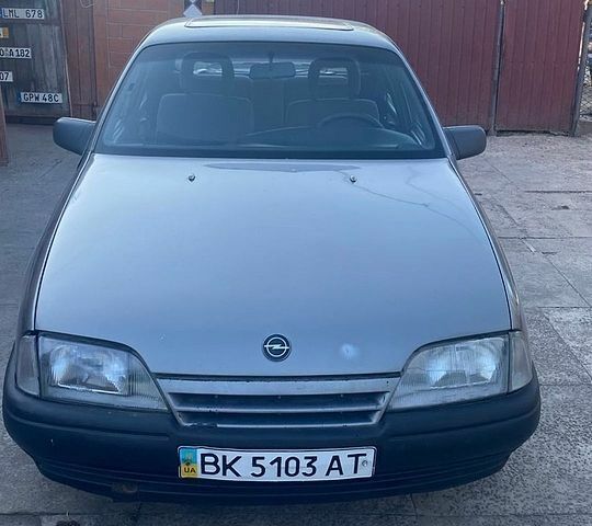 Сірий Опель Омега, об'ємом двигуна 2 л та пробігом 330 тис. км за 1400 $, фото 1 на Automoto.ua