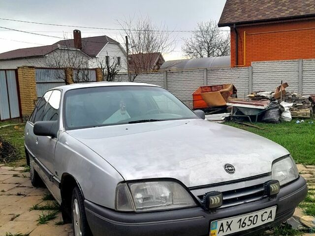 Серый Опель Омега, объемом двигателя 2 л и пробегом 300 тыс. км за 1000 $, фото 1 на Automoto.ua