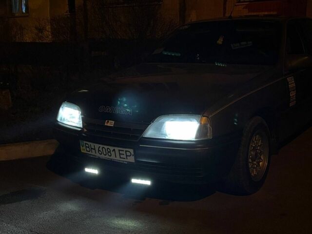 Серый Опель Омега, объемом двигателя 2 л и пробегом 250 тыс. км за 1800 $, фото 1 на Automoto.ua