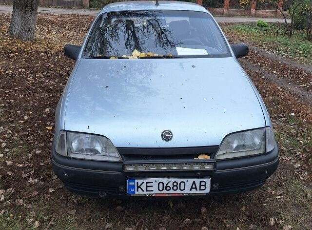 Серый Опель Омега, объемом двигателя 2.3 л и пробегом 300 тыс. км за 1800 $, фото 1 на Automoto.ua