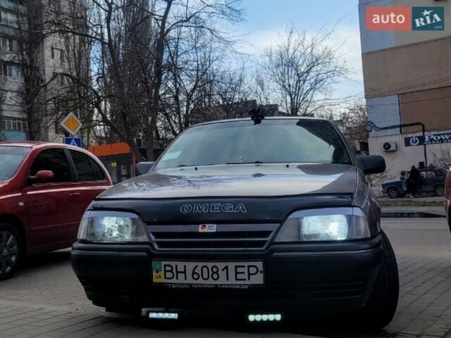 Серый Опель Омега, объемом двигателя 2 л и пробегом 250 тыс. км за 1800 $, фото 1 на Automoto.ua