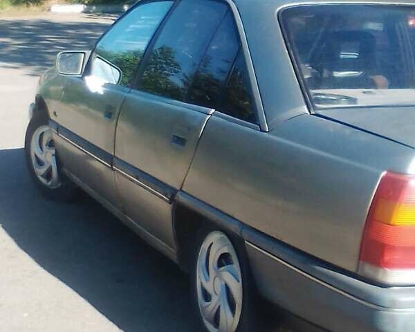 Серый Опель Омега, объемом двигателя 2 л и пробегом 260 тыс. км за 900 $, фото 1 на Automoto.ua
