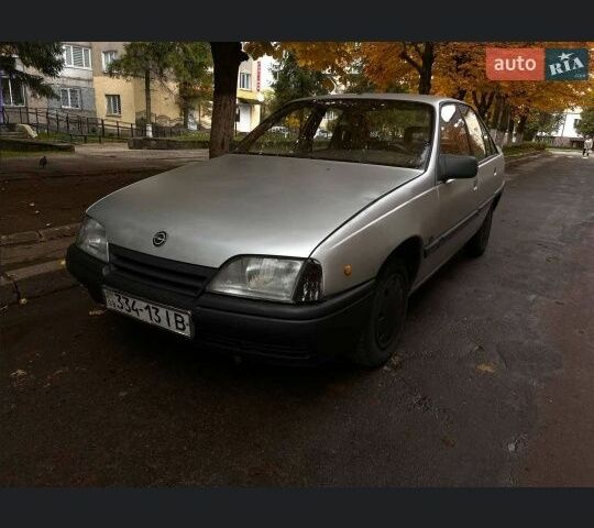Опель Омега 1988 в Городке на Automoto.ua Серый Опель Омега, объемом двигателя 2.3 л и пробегом 320 тыс. км за 650 $, фото 1 на Automoto.ua