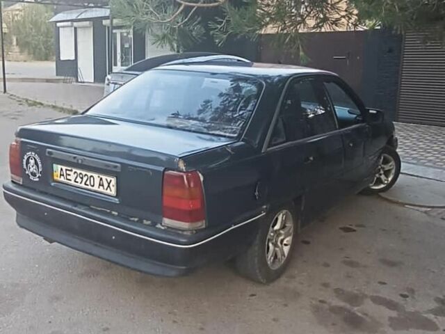 Серый Опель Омега, объемом двигателя 2 л и пробегом 320 тыс. км за 277 $, фото 1 на Automoto.ua