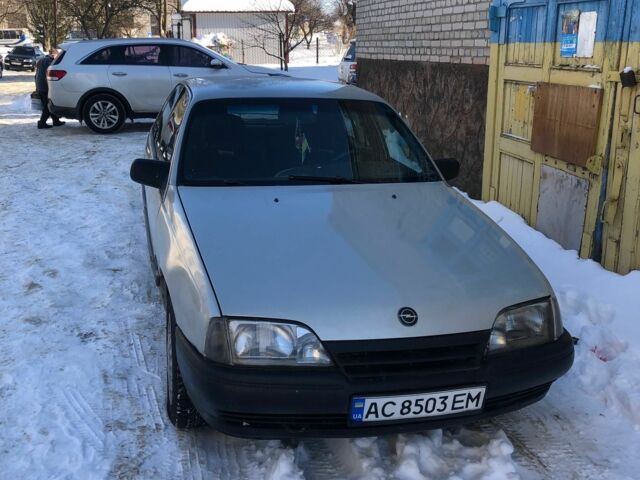 Серый Опель Омега, объемом двигателя 2 л и пробегом 1000 тыс. км за 1100 $, фото 1 на Automoto.ua