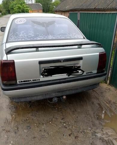 Серый Опель Омега, объемом двигателя 2 л и пробегом 250 тыс. км за 600 $, фото 1 на Automoto.ua