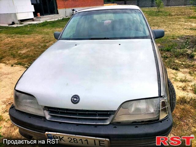Сірий Опель Омега, об'ємом двигуна 2 л та пробігом 300 тис. км за 650 $, фото 1 на Automoto.ua
