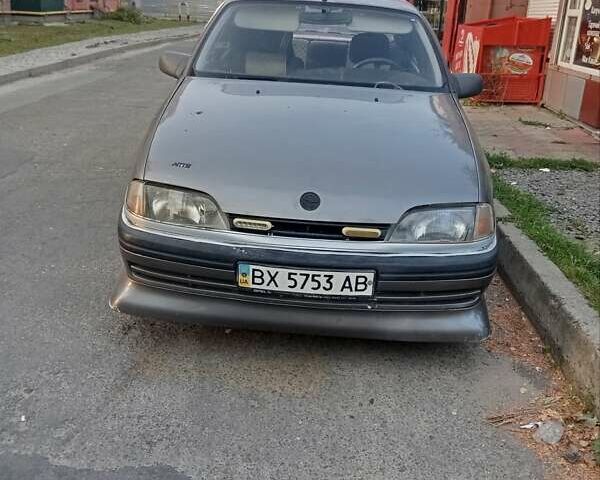 Серый Опель Омега, объемом двигателя 2 л и пробегом 300 тыс. км за 750 $, фото 1 на Automoto.ua