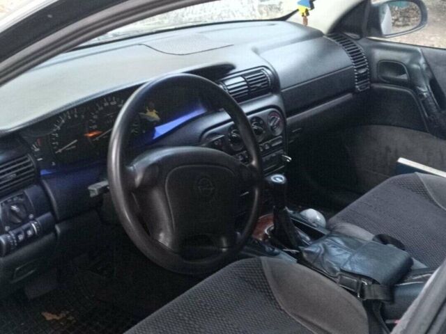 Сірий Опель Омега, об'ємом двигуна 2 л та пробігом 294 тис. км за 2100 $, фото 1 на Automoto.ua