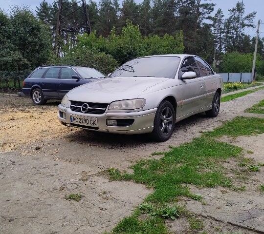 Серый Опель Омега, объемом двигателя 2 л и пробегом 300 тыс. км за 2600 $, фото 1 на Automoto.ua