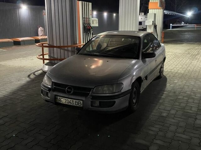 Серый Опель Омега, объемом двигателя 2 л и пробегом 300 тыс. км за 750 $, фото 1 на Automoto.ua