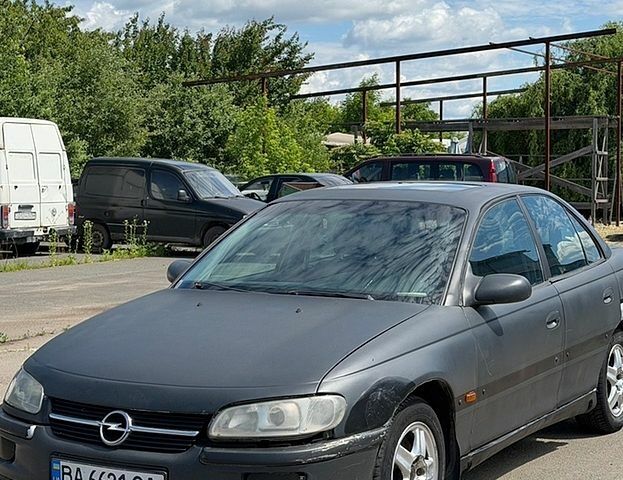 Серый Опель Омега, объемом двигателя 2 л и пробегом 300 тыс. км за 600 $, фото 1 на Automoto.ua