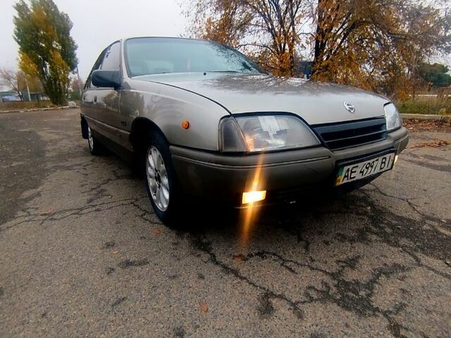 Сірий Опель Омега, об'ємом двигуна 2 л та пробігом 250 тис. км за 1100 $, фото 1 на Automoto.ua