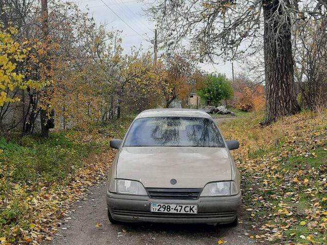Серый Опель Омега, объемом двигателя 1.8 л и пробегом 200 тыс. км за 781 $, фото 1 на Automoto.ua