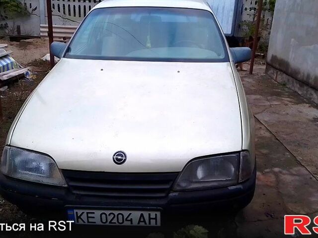 Серый Опель Омега, объемом двигателя 1.8 л и пробегом 500 тыс. км за 1000 $, фото 1 на Automoto.ua