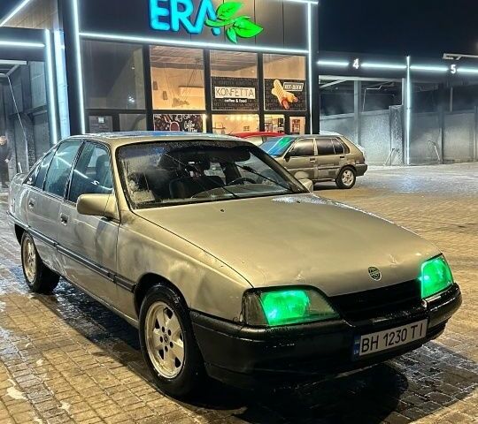 Серый Опель Омега, объемом двигателя 2 л и пробегом 300 тыс. км за 900 $, фото 1 на Automoto.ua