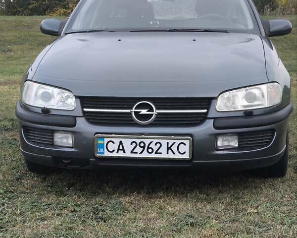 Опель Омега 1998 в Черкассах на Automoto.ua Серый Опель Омега, объемом двигателя 2.5 л и пробегом 282 тыс. км за 3500 $, фото 1 на Automoto.ua