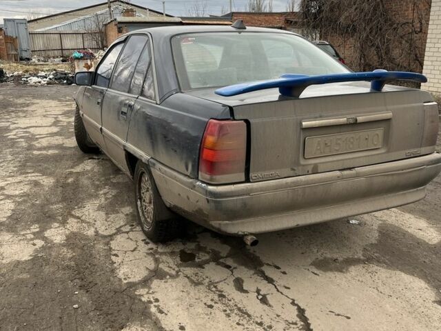 Синий Опель Омега, объемом двигателя 1.8 л и пробегом 500 тыс. км за 1037 $, фото 1 на Automoto.ua