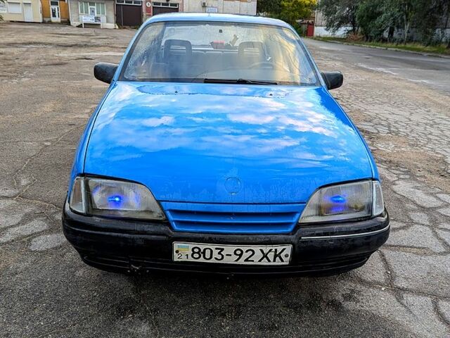 Синий Опель Омега, объемом двигателя 18 л и пробегом 192 тыс. км за 800 $, фото 1 на Automoto.ua