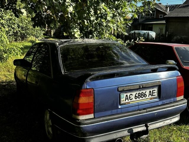 Синий Опель Омега, объемом двигателя 1.8 л и пробегом 364 тыс. км за 400 $, фото 1 на Automoto.ua