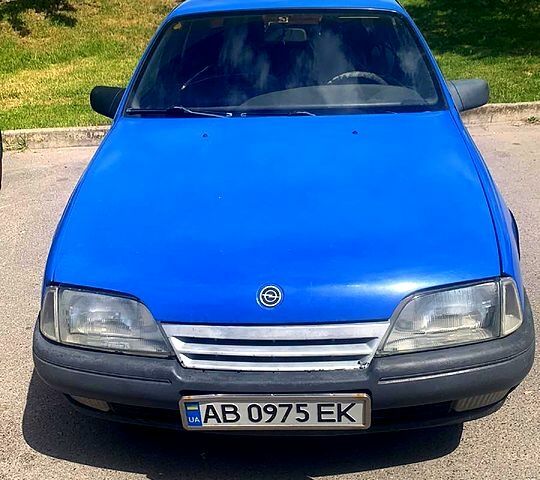 Синий Опель Омега, объемом двигателя 2 л и пробегом 0 тыс. км за 1400 $, фото 1 на Automoto.ua