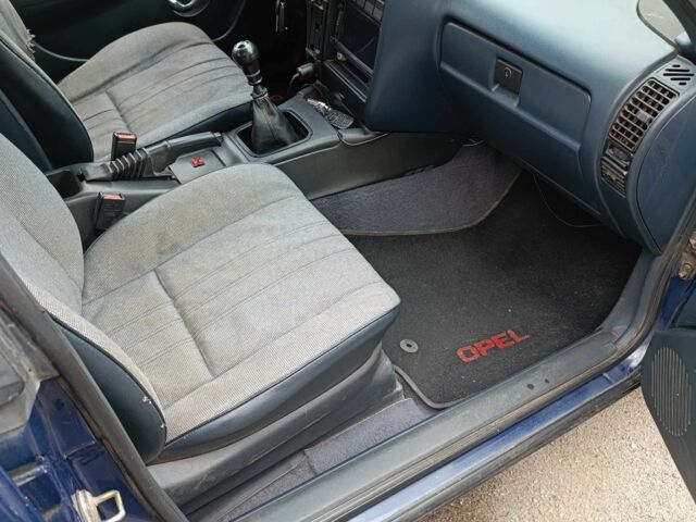 Синий Опель Омега, объемом двигателя 2.3 л и пробегом 150 тыс. км за 1350 $, фото 1 на Automoto.ua