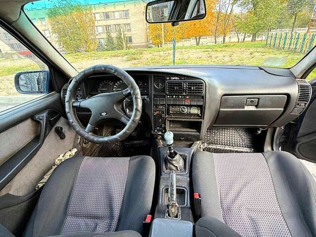 Синий Опель Омега, объемом двигателя 2 л и пробегом 300 тыс. км за 1300 $, фото 1 на Automoto.ua