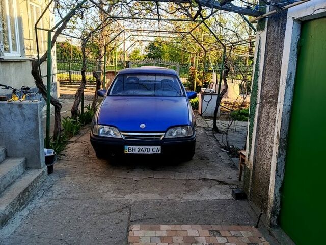 Синій Опель Омега, об'ємом двигуна 2 л та пробігом 280 тис. км за 550 $, фото 1 на Automoto.ua