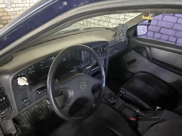 Синій Опель Омега, об'ємом двигуна 2 л та пробігом 333 тис. км за 600 $, фото 1 на Automoto.ua