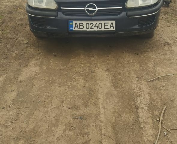 Синій Опель Омега, об'ємом двигуна 2.5 л та пробігом 350 тис. км за 1600 $, фото 1 на Automoto.ua