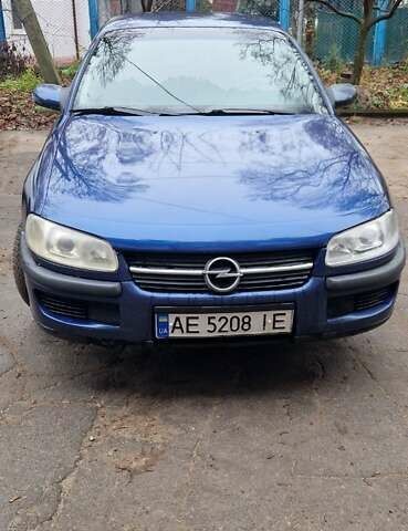 Синий Опель Омега, объемом двигателя 2 л и пробегом 300 тыс. км за 2000 $, фото 1 на Automoto.ua