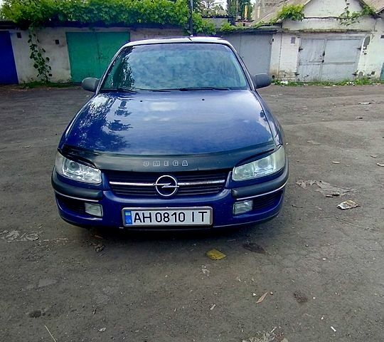 Синій Опель Омега, об'ємом двигуна 2 л та пробігом 400 тис. км за 2500 $, фото 1 на Automoto.ua