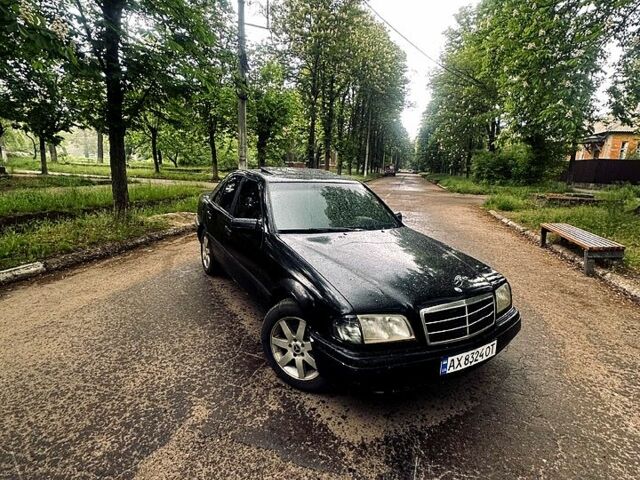 Синий Опель Омега, объемом двигателя 3 л и пробегом 300 тыс. км за 2800 $, фото 1 на Automoto.ua