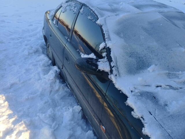 Зеленый Опель Омега, объемом двигателя 2 л и пробегом 300 тыс. км за 1300 $, фото 1 на Automoto.ua