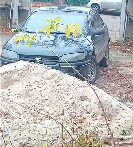 Зеленый Опель Омега, объемом двигателя 2 л и пробегом 300 тыс. км за 2300 $, фото 1 на Automoto.ua